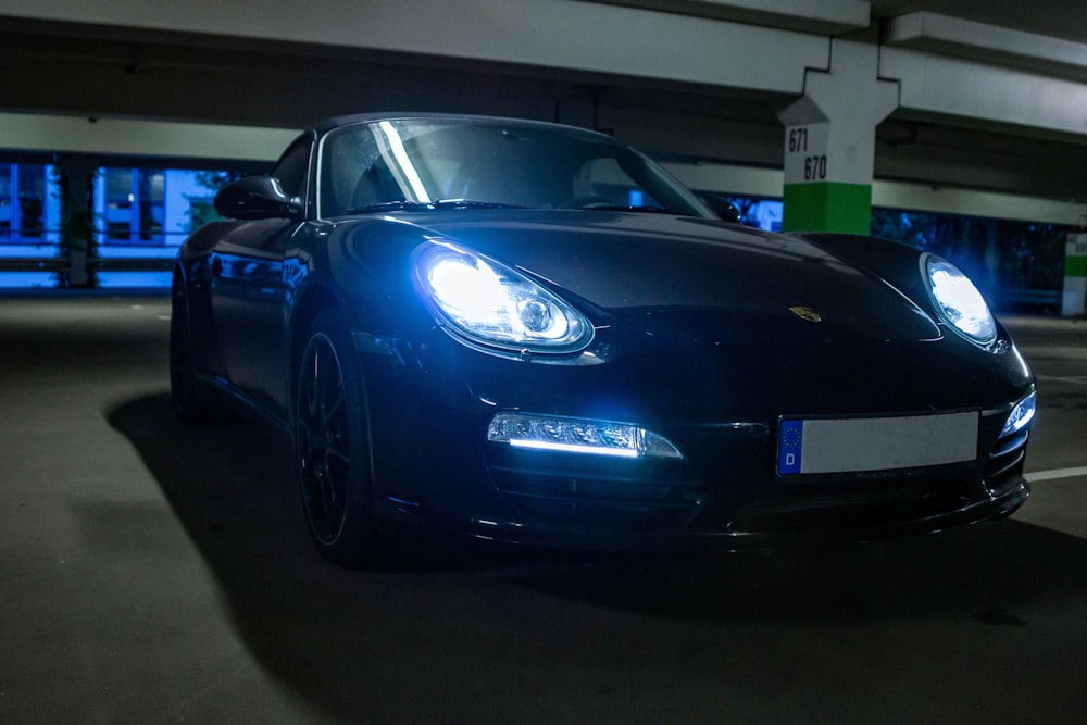 Porsche 911 negro aparcado en el garaje