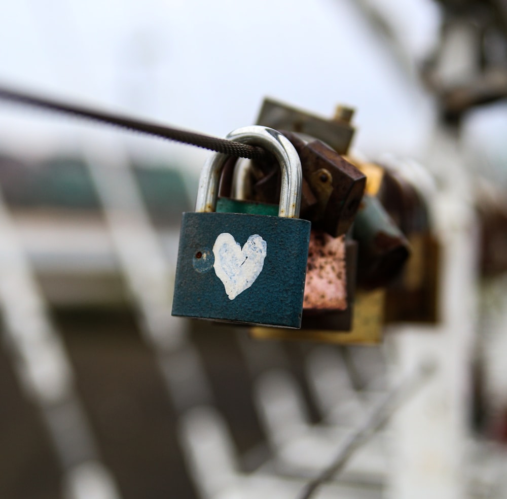 cadenas en laiton sur clôture en métal gris