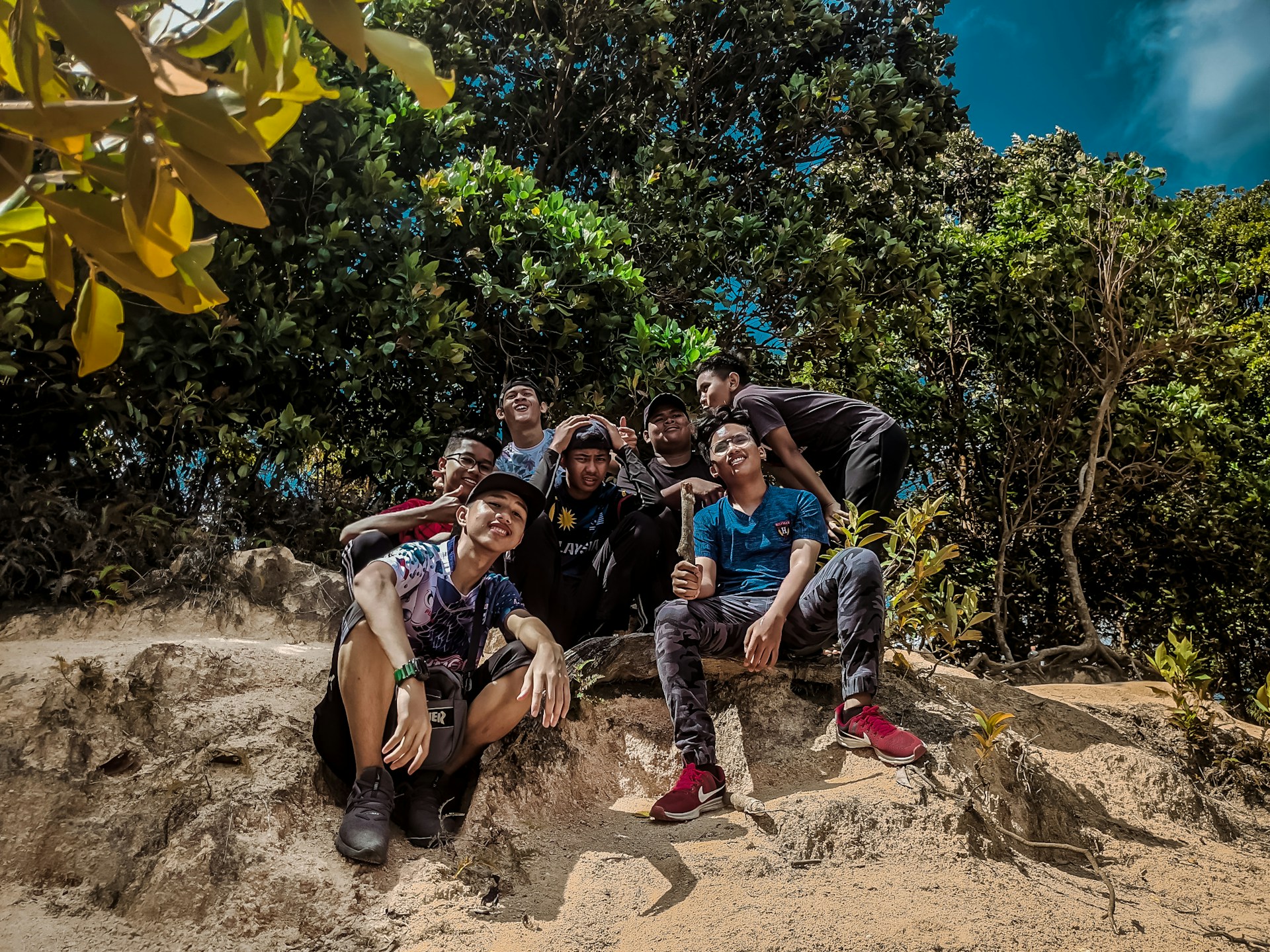 gray computer monitor