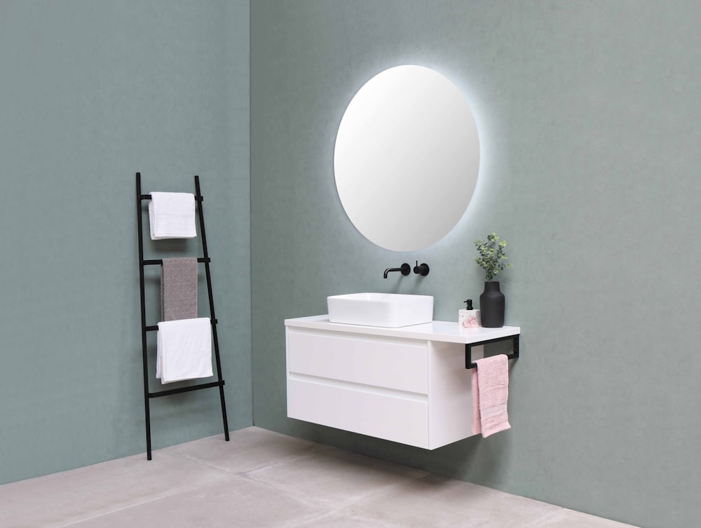 lavabo de tocador de madera blanca con espejo