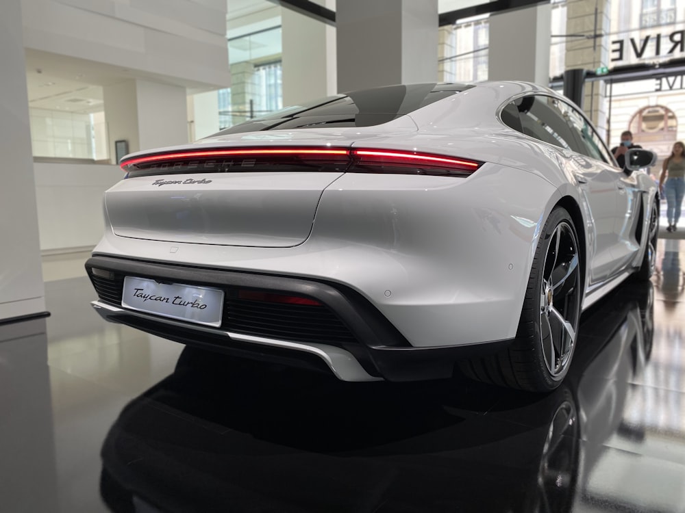 Porsche 911 branco estacionado na garagem