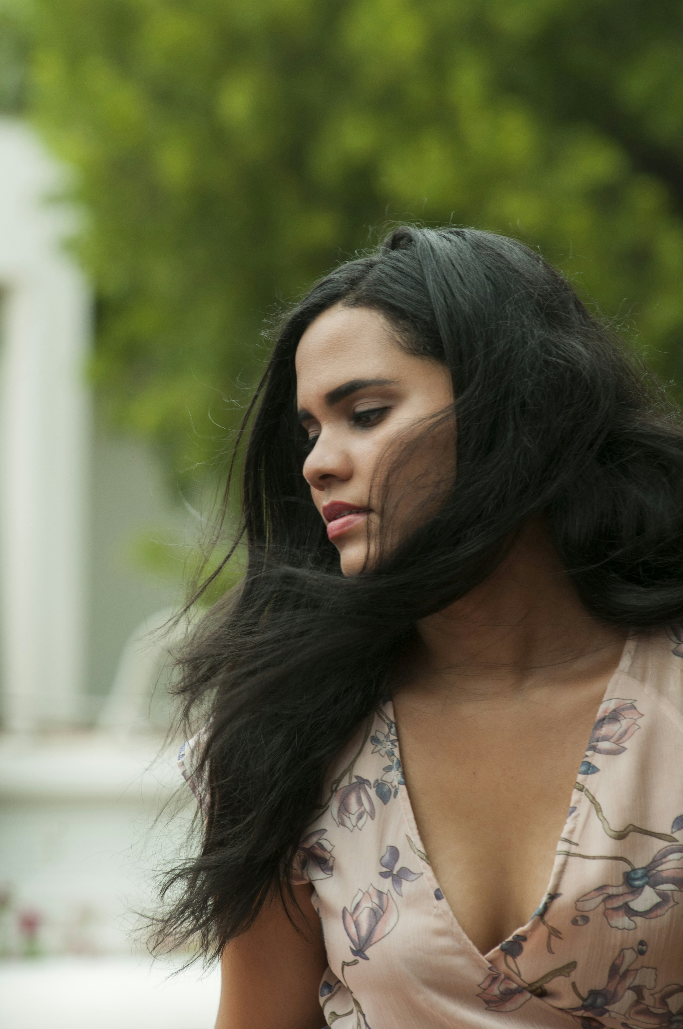 Frau in weiß-rosa geblümtem Hemd