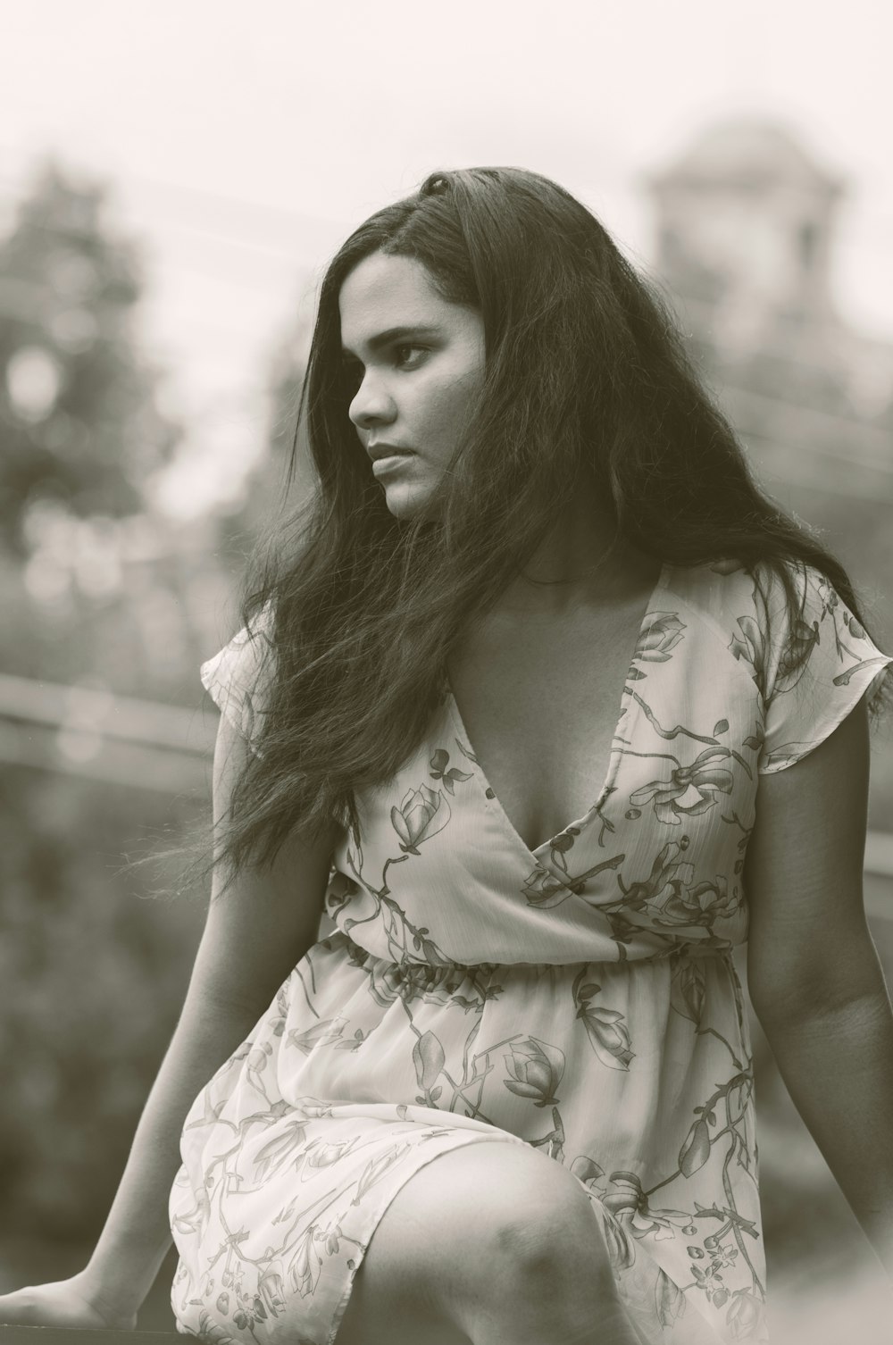 mujer con vestido floral blanco