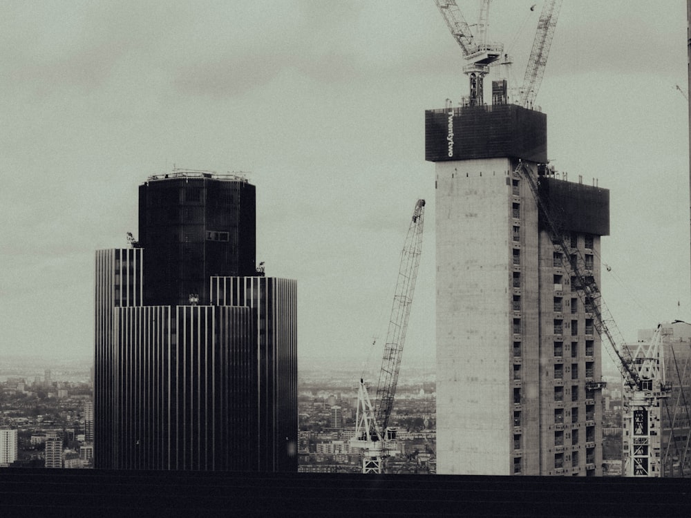 bâtiment d’usine noir et blanc pendant la journée