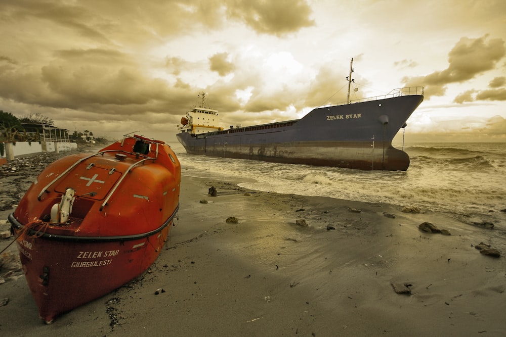 rotes und schwarzes Schiff tagsüber am Strand