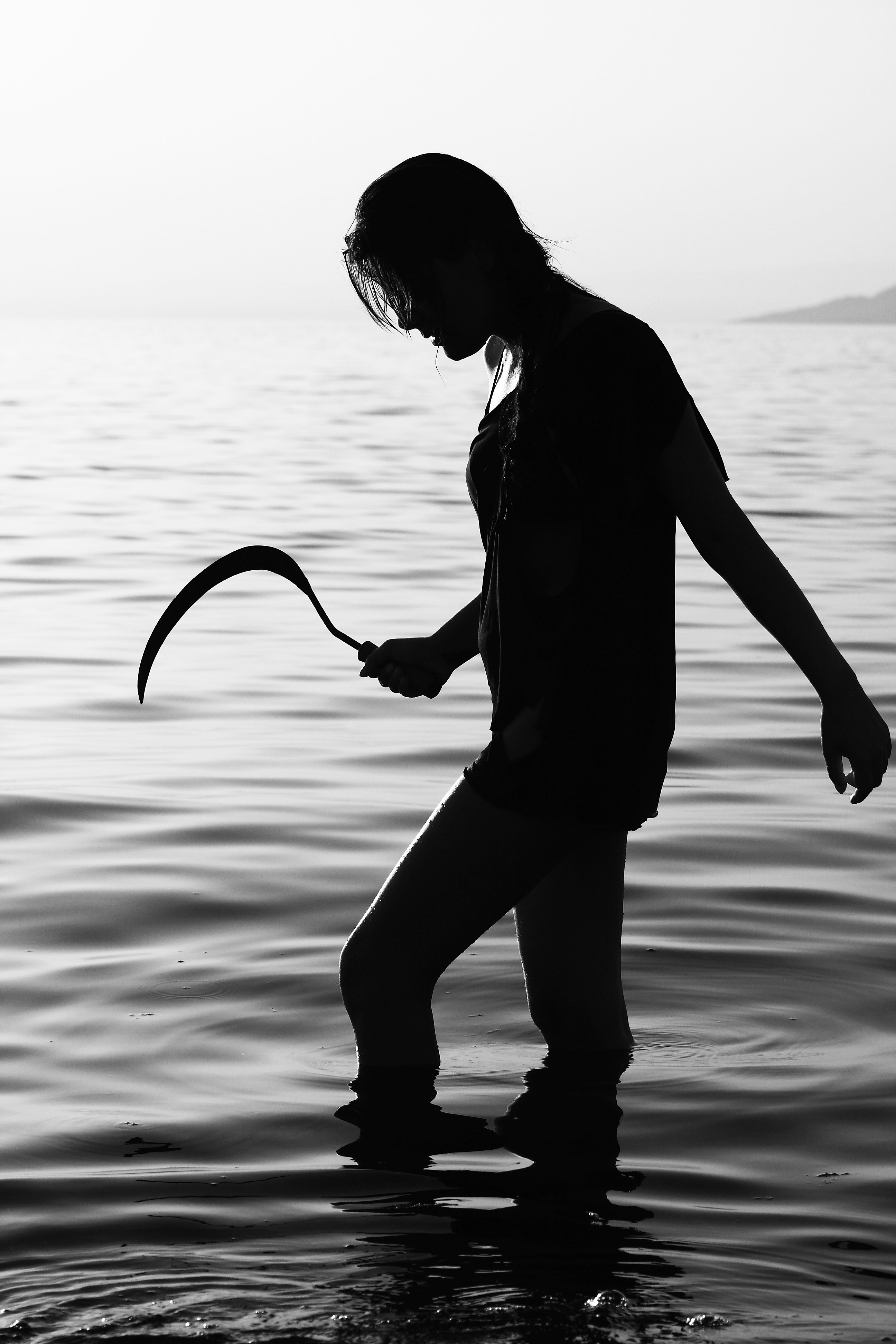 great photo recipe,how to photograph fine art portrait; woman in black long sleeve shirt and pants holding rope on water