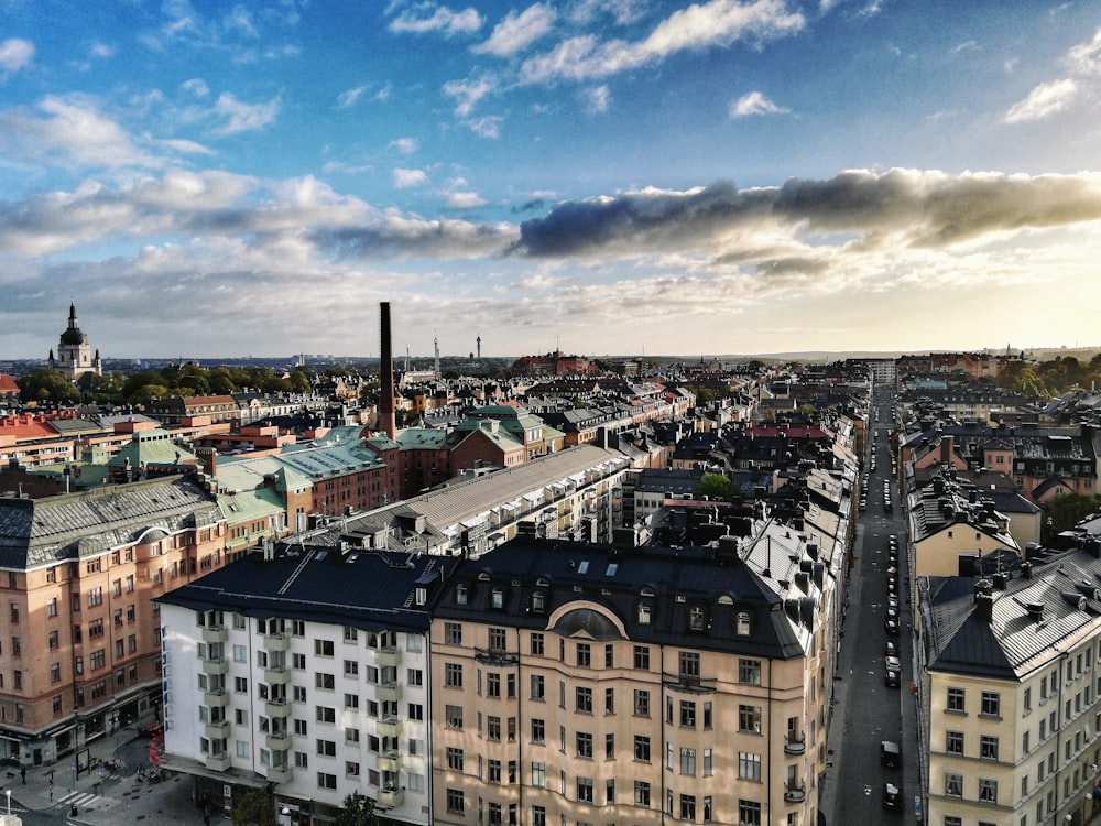 Braune und weiße Betongebäude unter blauem Himmel tagsüber