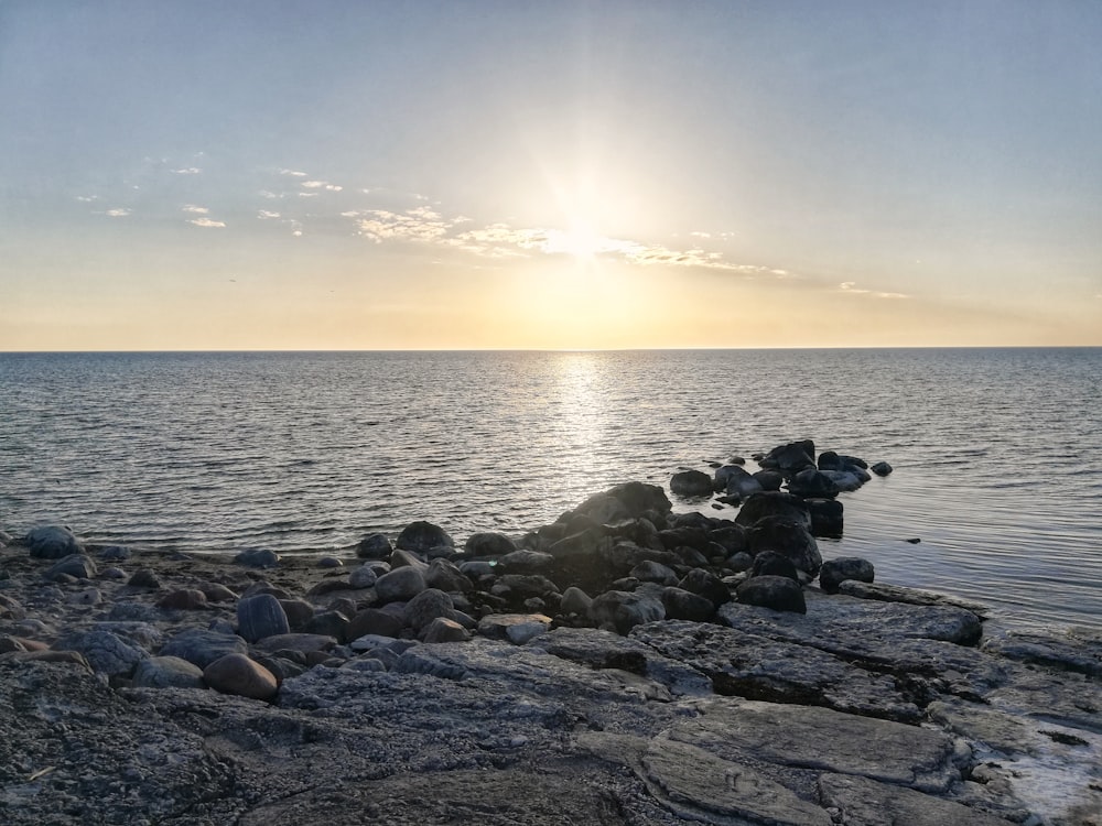 rochas cinzentas na costa do mar durante o dia