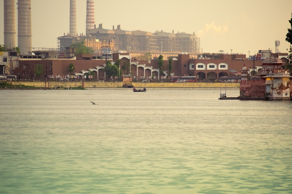 Personas que viajan en bote en el mar cerca de edificios de gran altura durante el día