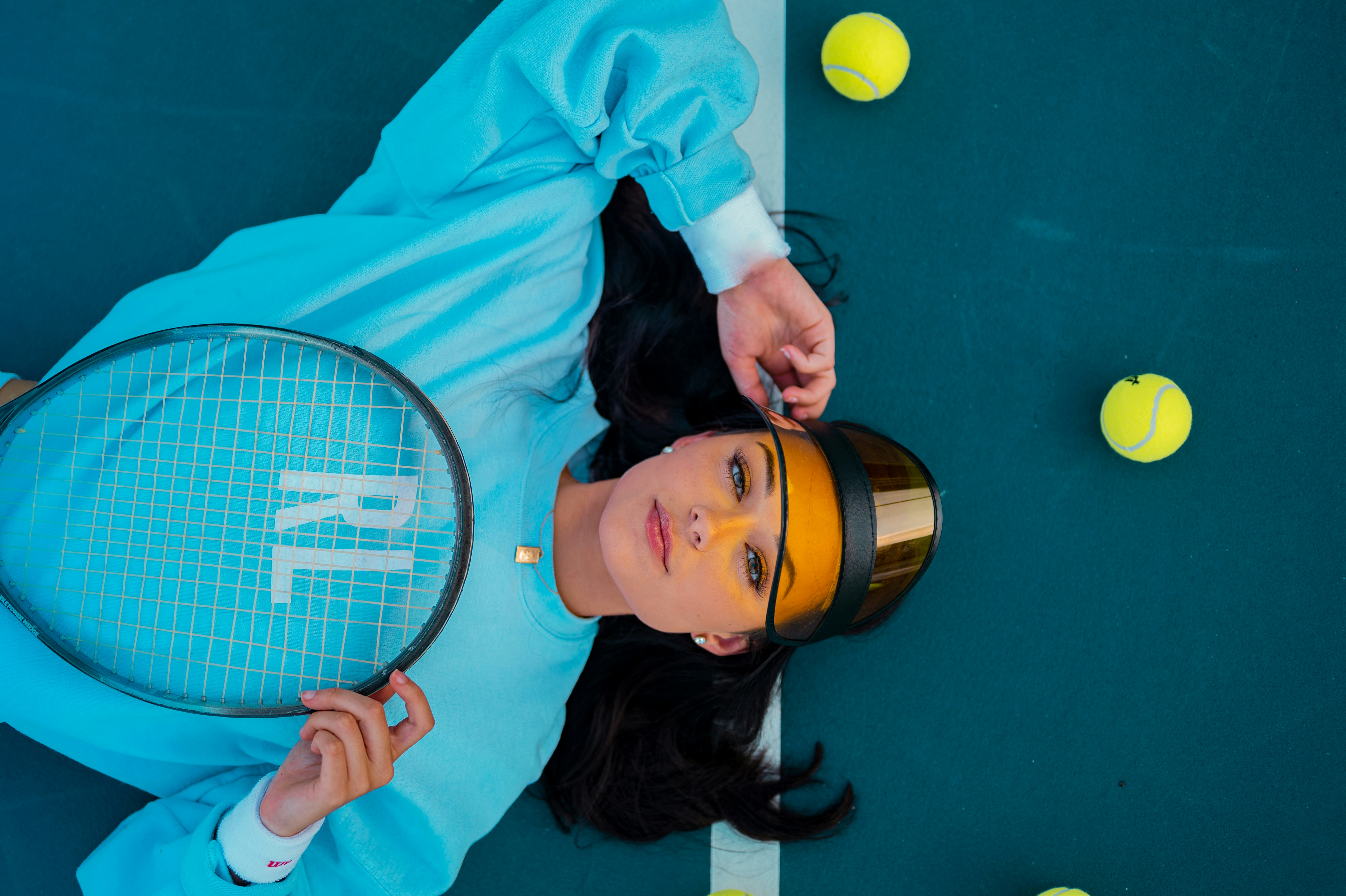 Девушка на теннисном корте