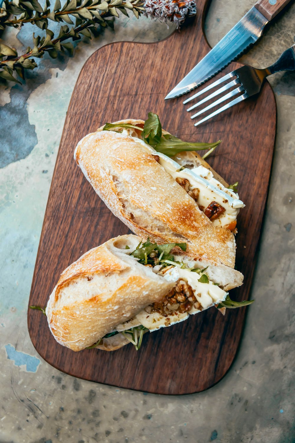 Pain au fromage et aux légumes sur une table en bois brun