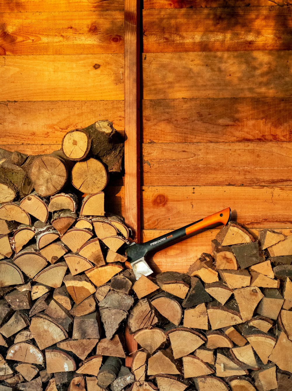 martello con manico in legno marrone e nero su superficie in legno marrone