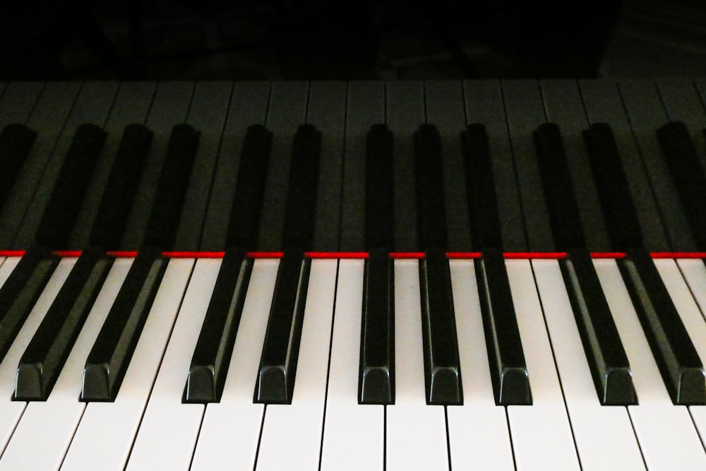 Tasti del pianoforte in bianco e nero