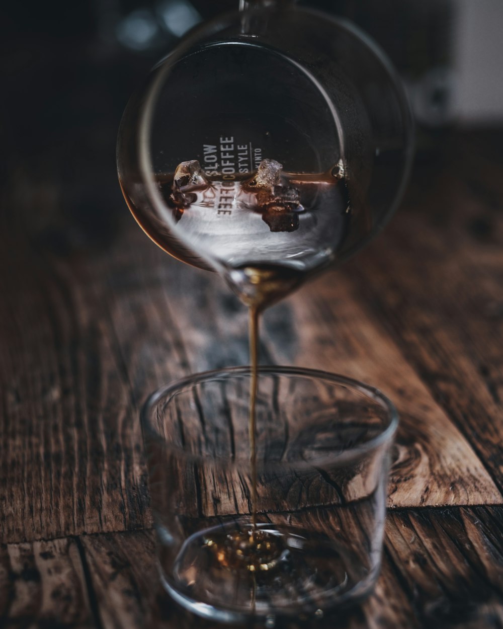 Copa de vino transparente sobre mesa de madera marrón