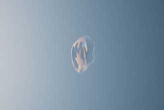 Artistic cover preview of 'L’amour est une bulle de savon' with delicate soap bubbles.