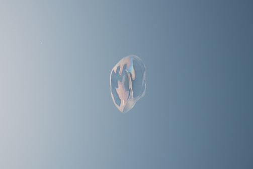 Artistic cover preview of 'L’amour est une bulle de savon' with delicate soap bubbles.