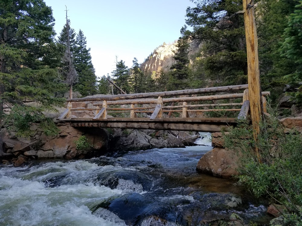 Pont en bois brun au-dessus de la rivière