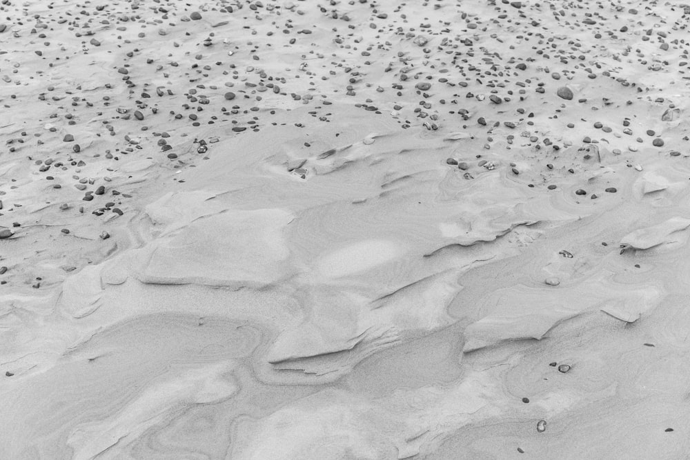 grauer Sand mit Wasser tagsüber