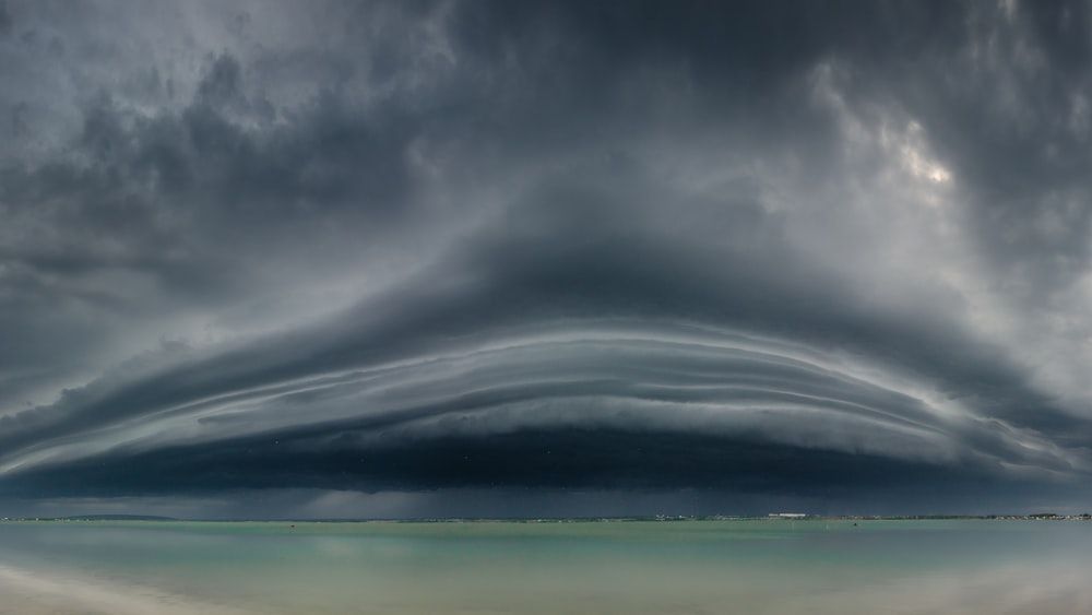 nuages gris au-dessus de la mer