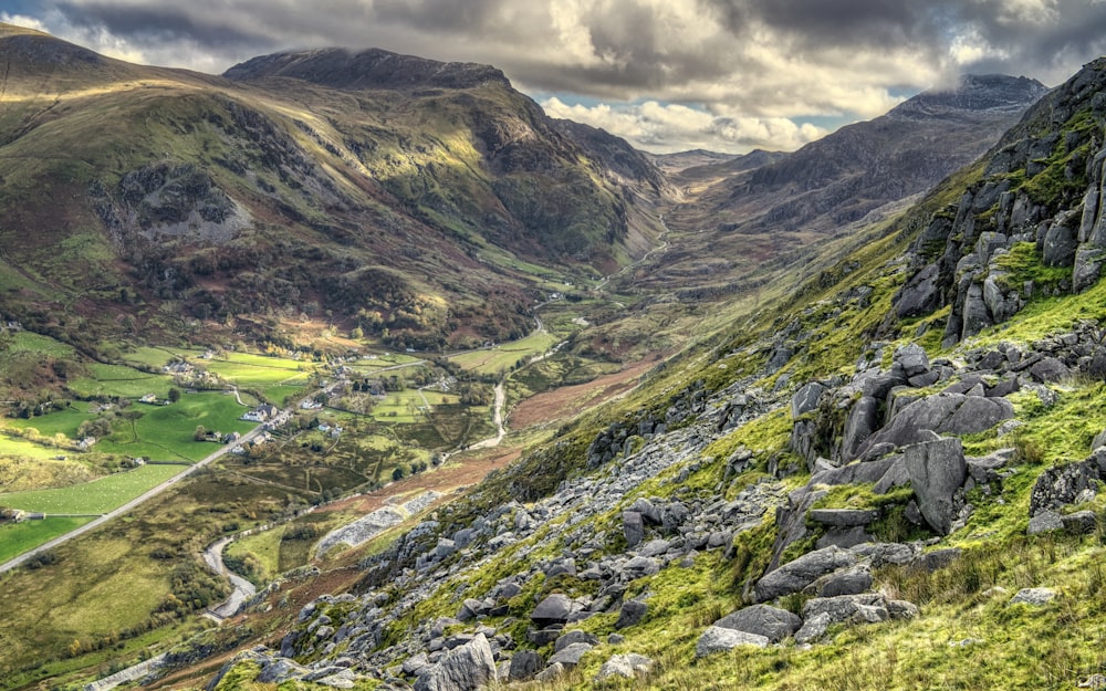 grüne und braune Berge unter weißen Wolken tagsüber