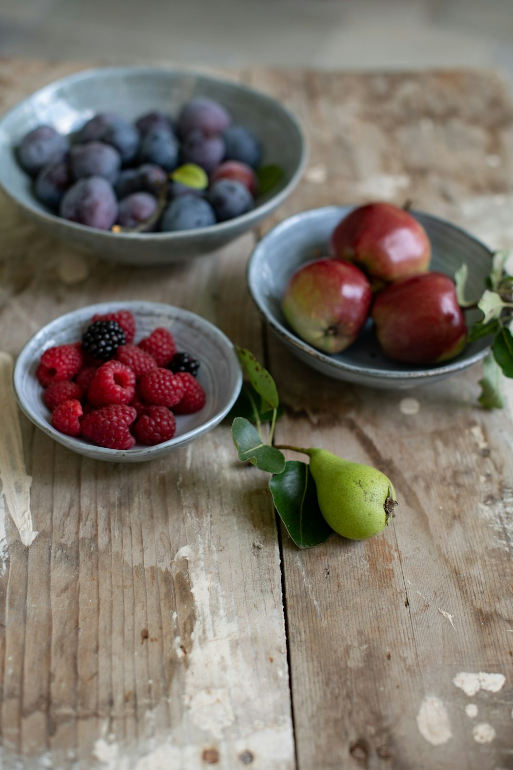 red and green apples on stainless steel bowl