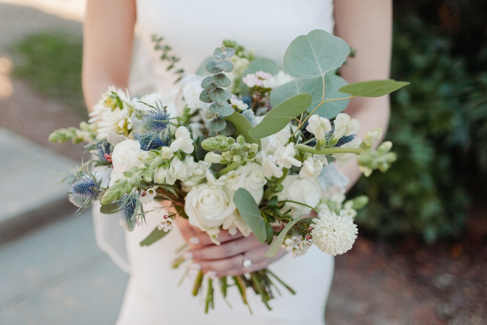 bouquet di fiori bianchi e verdi