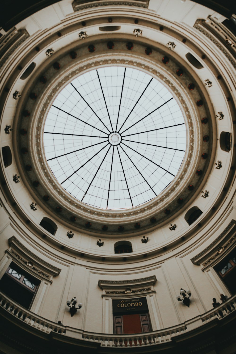 Fotografía de ángulo bajo del techo de cúpula marrón y blanco