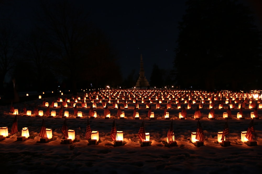 velas encendidas en la calle durante la noche