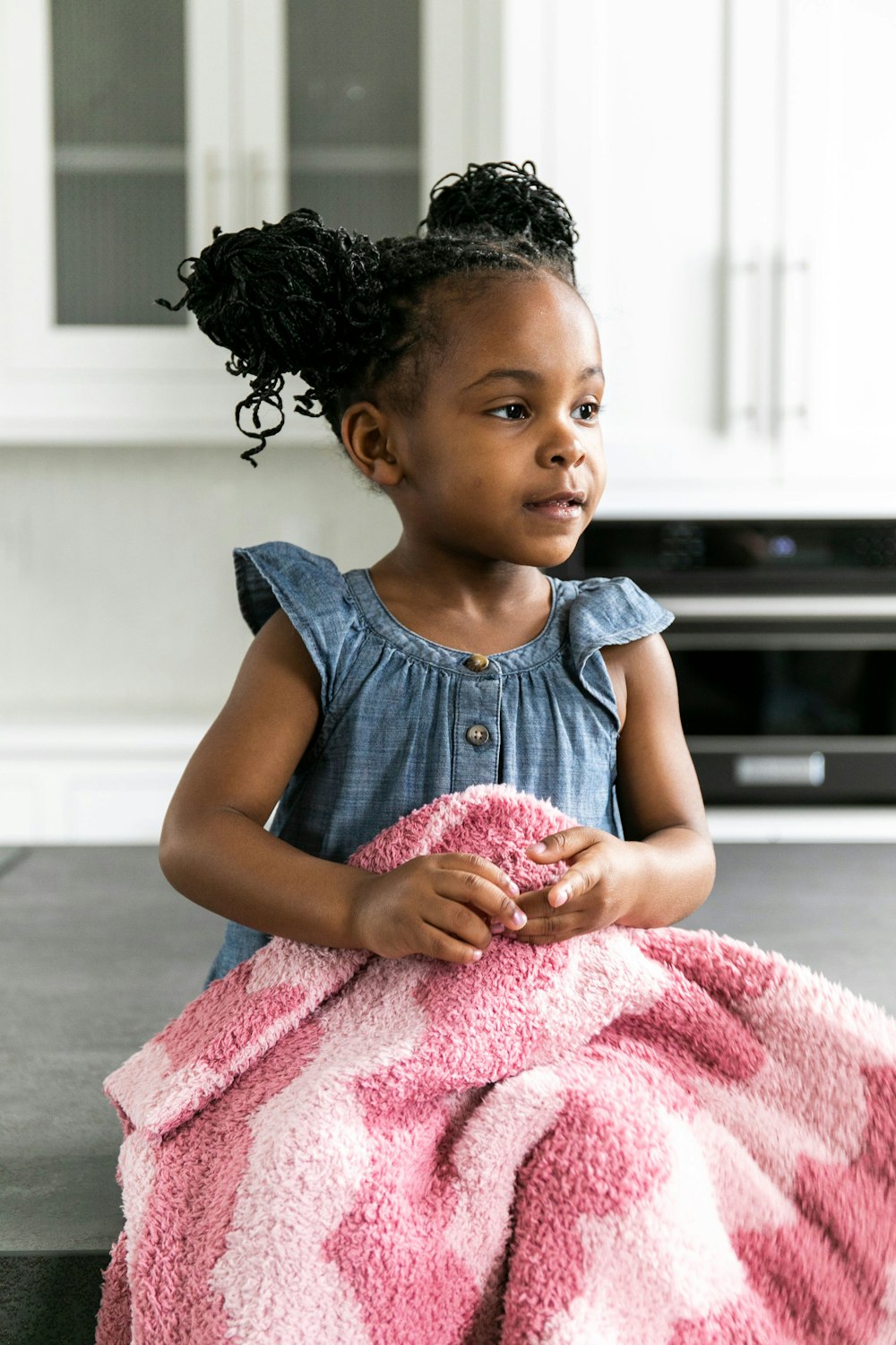 girl in gray sleeveless shirt sitting on floor