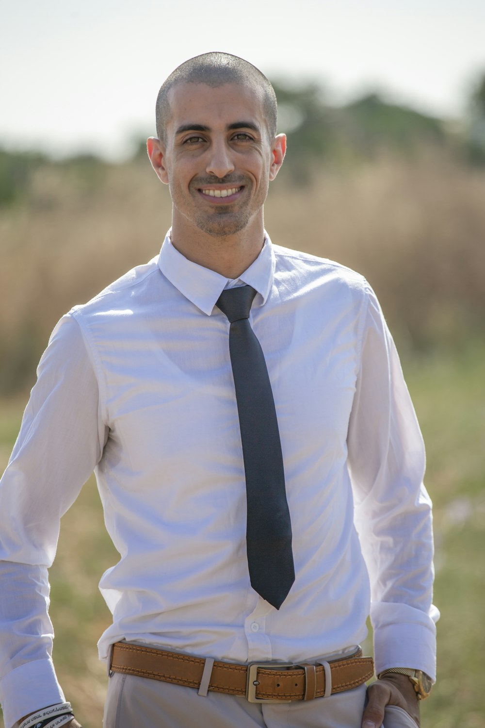Foto hombre con camisa de vestir blanca y corbata negra – Imagen Rehovot  gratis en Unsplash