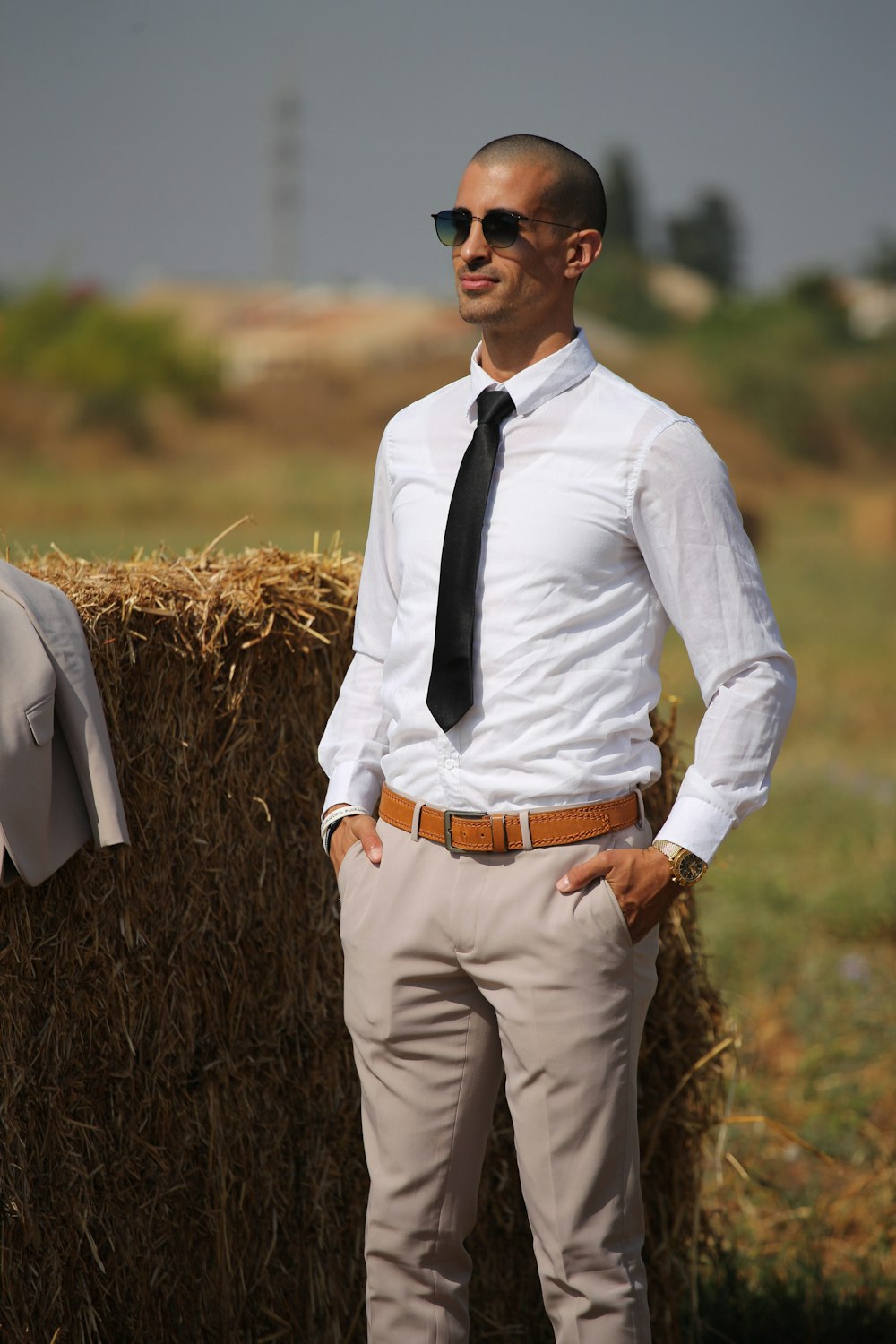 Homme en chemise blanche et pantalon marron debout sur un champ d'herbe  brune pendant la journée photo – Photo ישראל Gratuite sur Unsplash