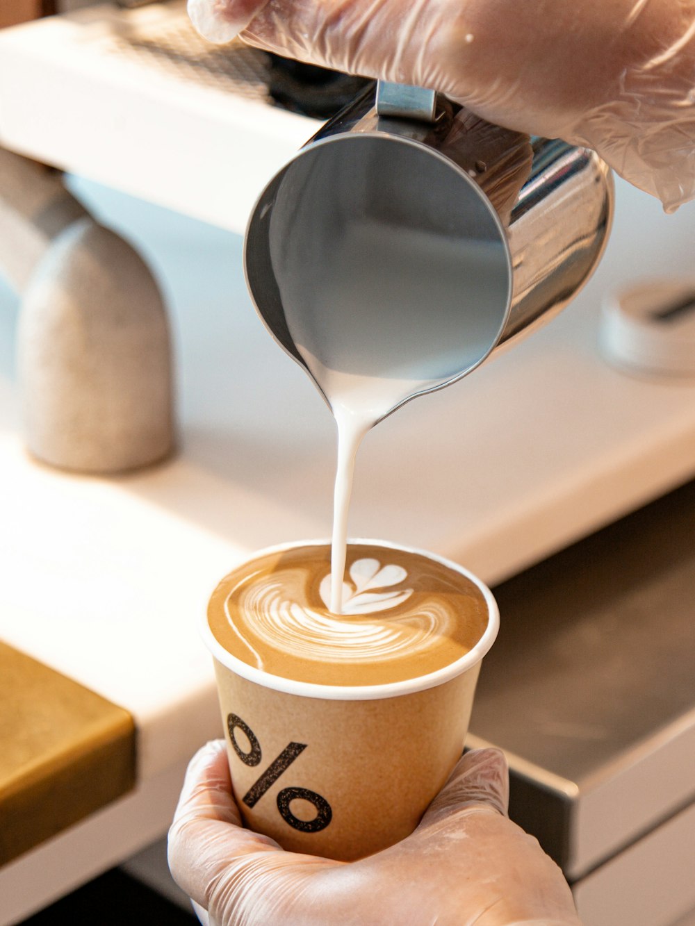 Tasse en céramique blanche avec café