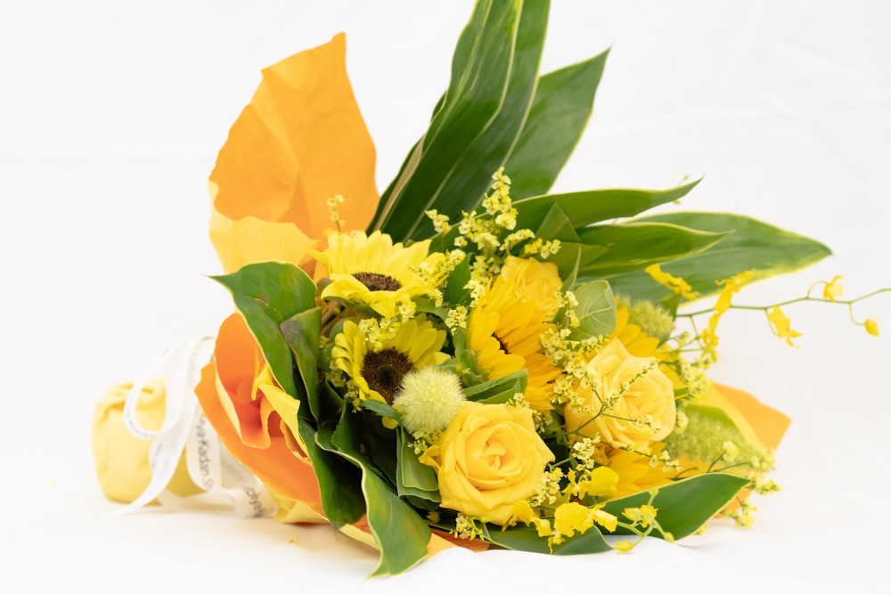 yellow and white rose bouquet