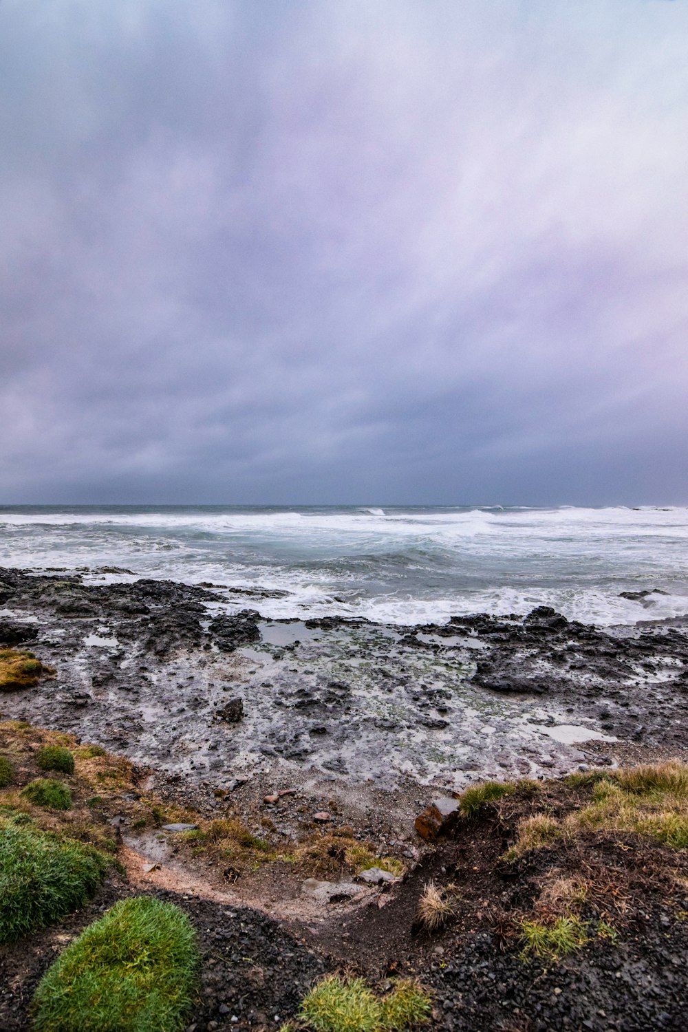 Olas del mar rompiendo en la costa durante el día