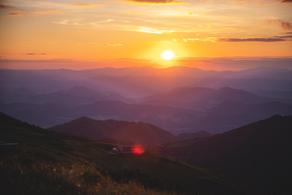 夕暮れ時の山々のシルエット