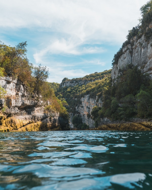 Gorges du Verdon, eau turquoise et falaises rocheuses, Provence