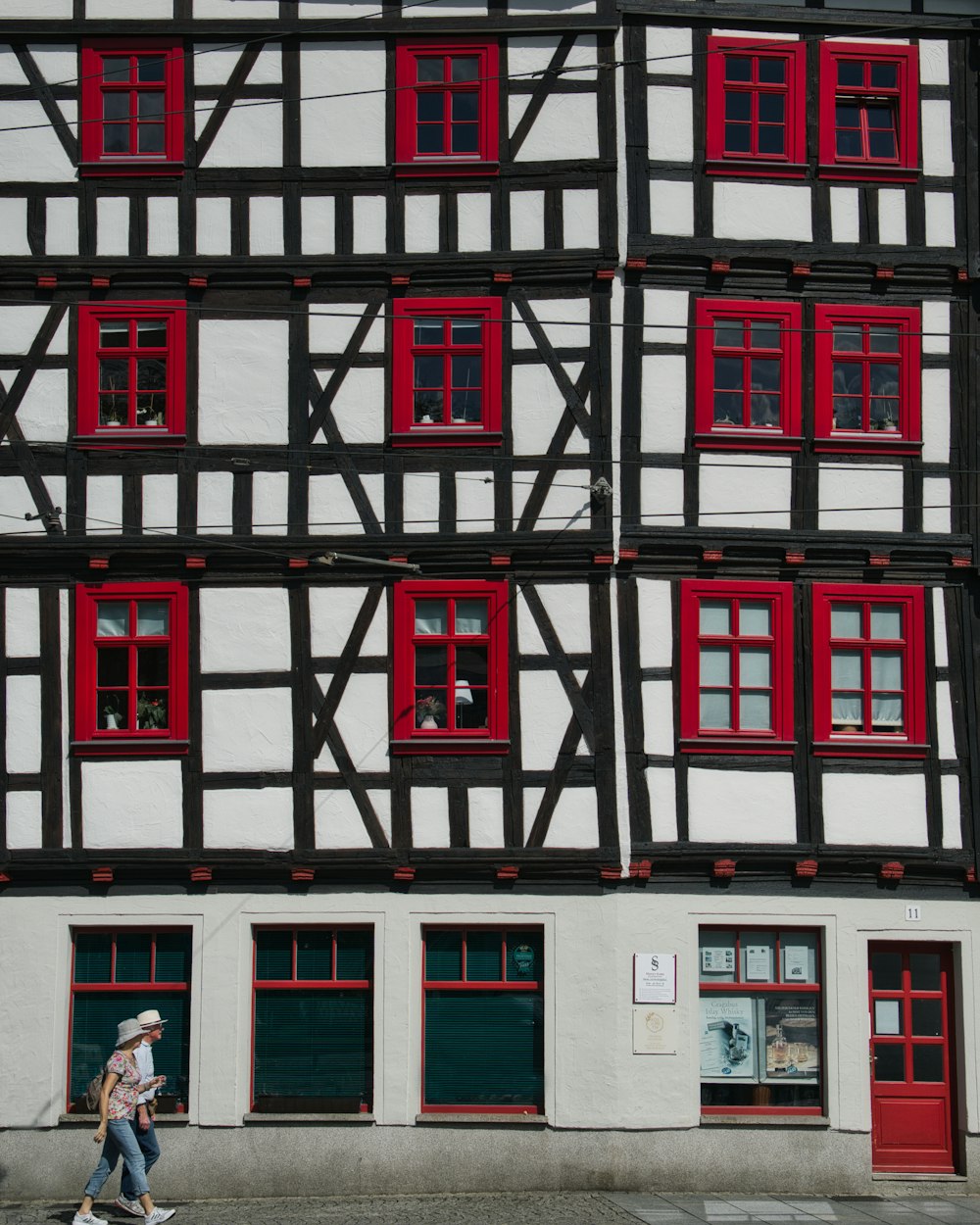 Edificio de hormigón rojo y blanco