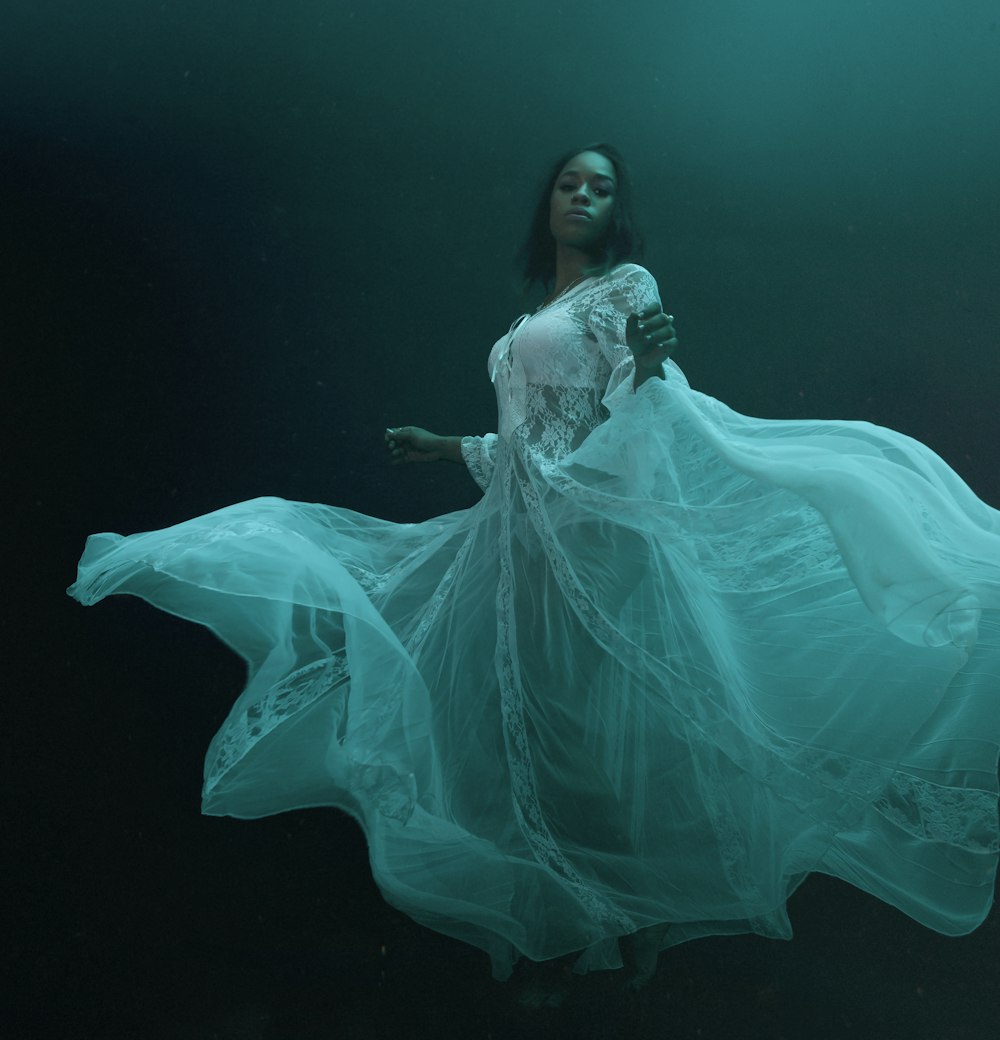 mujer en vestido azul en el agua