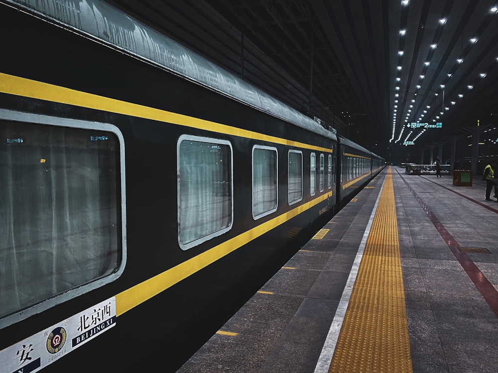 Tren blanco y negro en la estación de tren