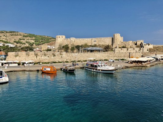 Brown concrete building near body of water during daytime — Çanakkale, Turkey