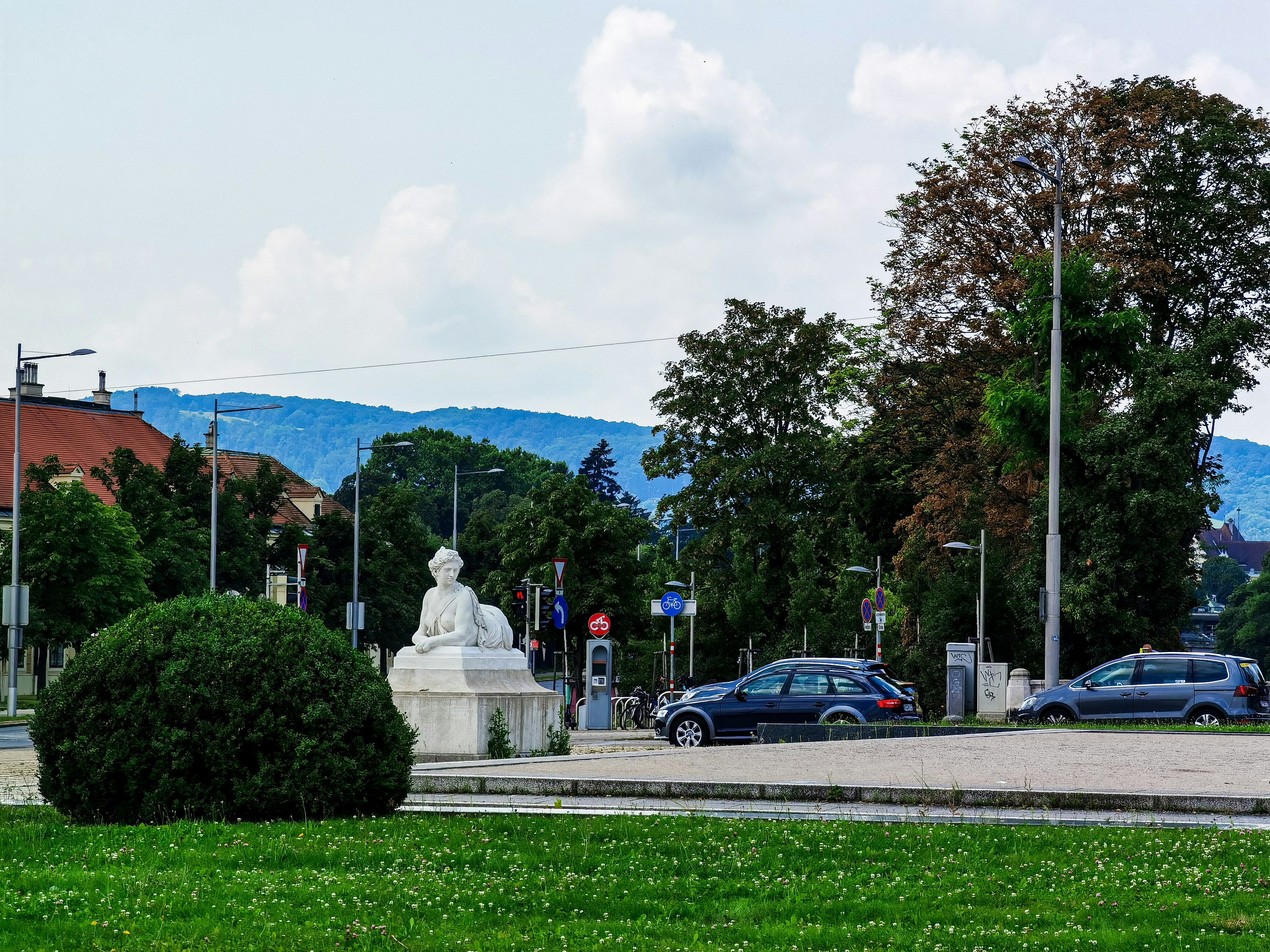 photo-1595511211956-b02dc24e8604?ixid=M3wxMjA3fDB8MXxzZWFyY2h8MTh8fGJldHppbm98ZW58MHx8fHwxNzU1OTY2ODY2fDA\u0026ixlib=rb-4.1.0