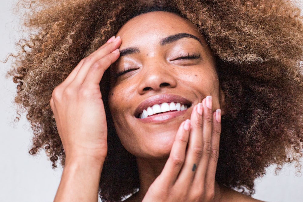 mujer en camisa negra sonriendo