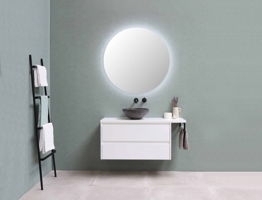 weißes Waschbecken aus Holz mit Spiegel