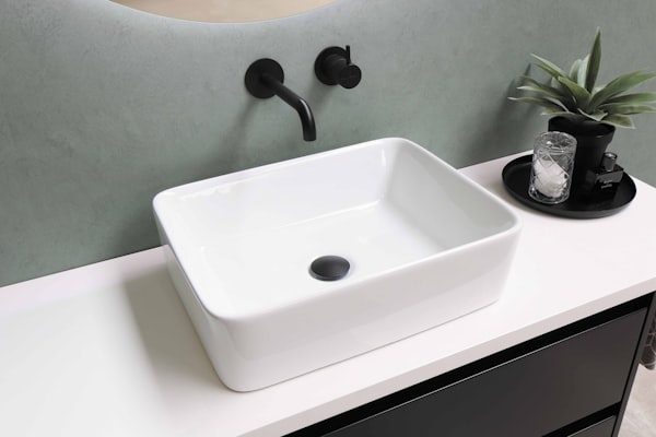 Waschbecken mit Edelstahlarmatur