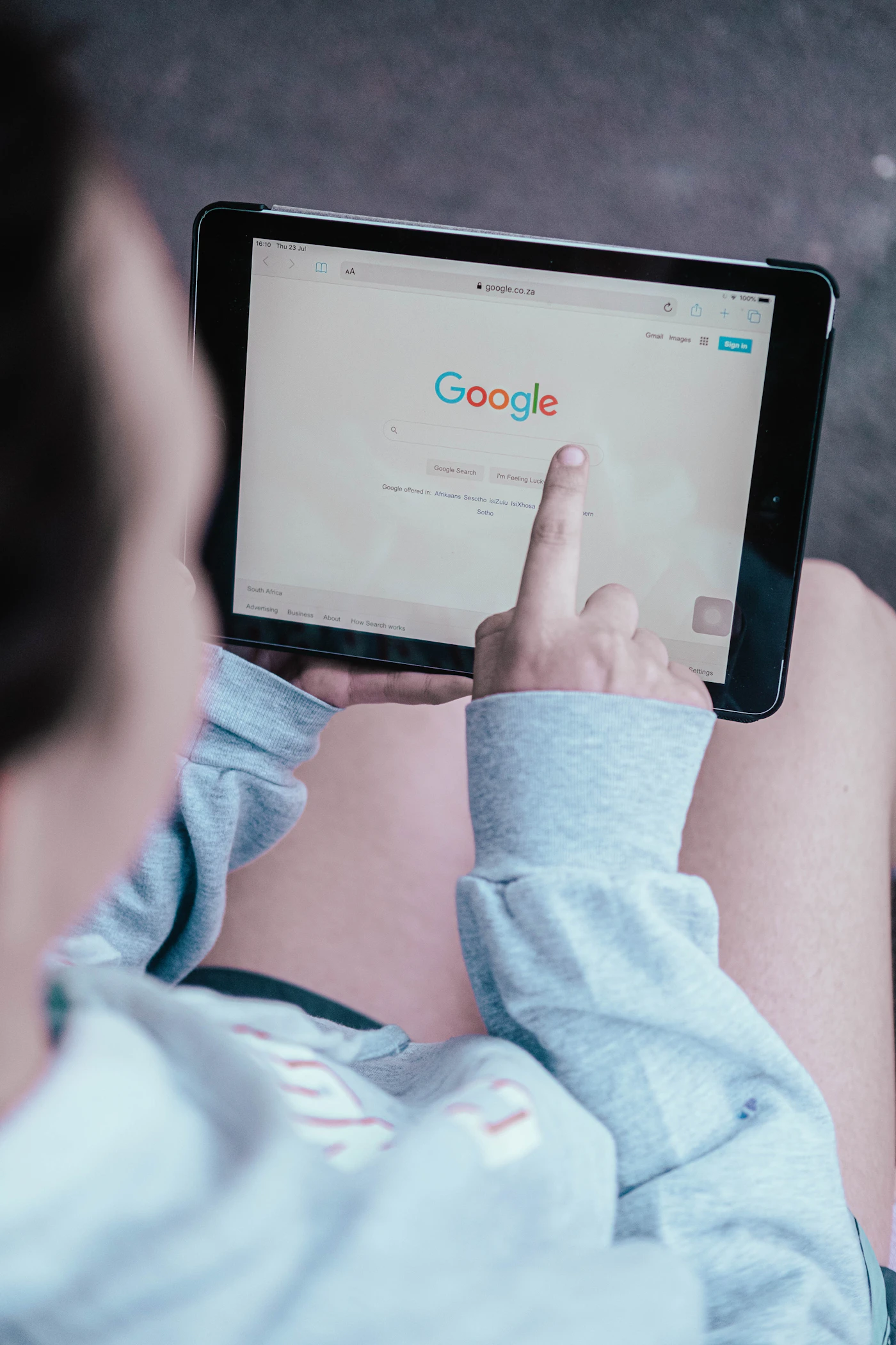 Person searching on an Android smartphone, the mobile queries AI Max for Search expands into