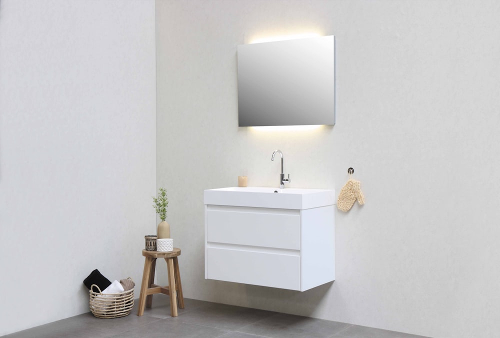 white wooden 2 drawer chest photo – Free Sink Image on Unsplash