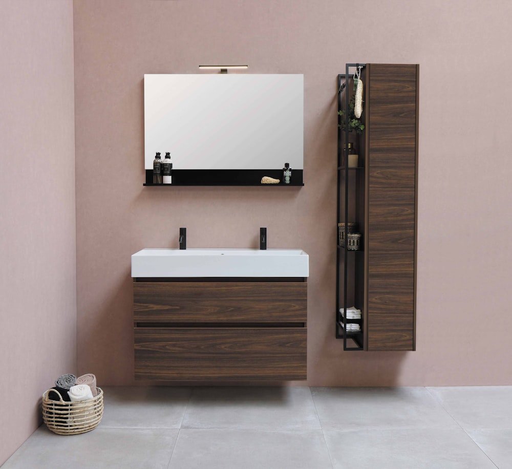 vasca da bagno in ceramica bianca vicino alla porta in legno marrone