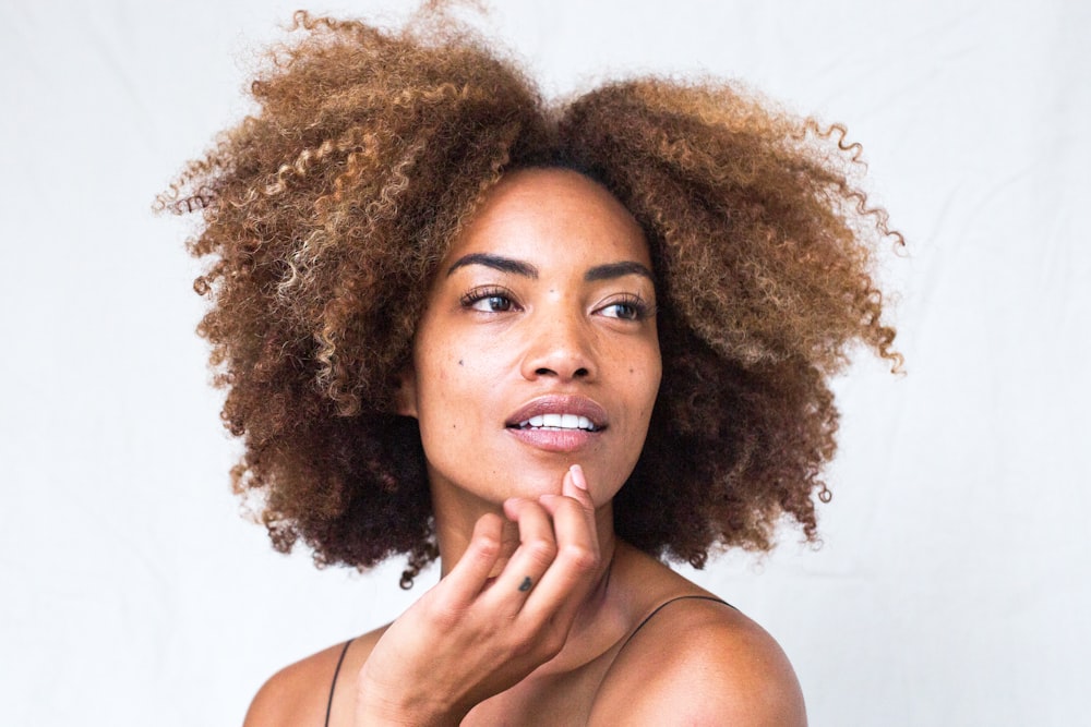 woman with brown curly hair photo Free Image on Unsplash