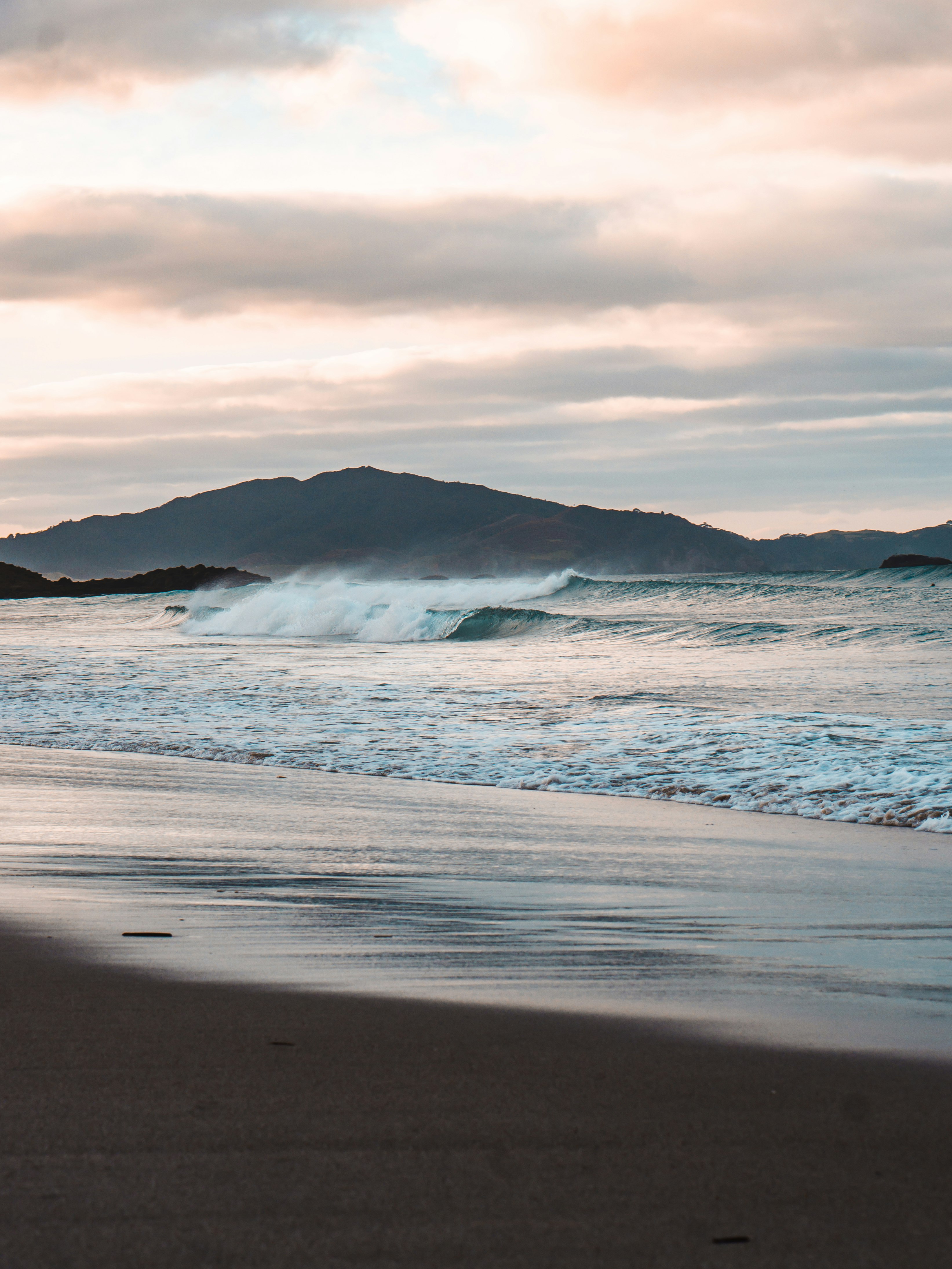 ocean waves crashing on shore during daytime