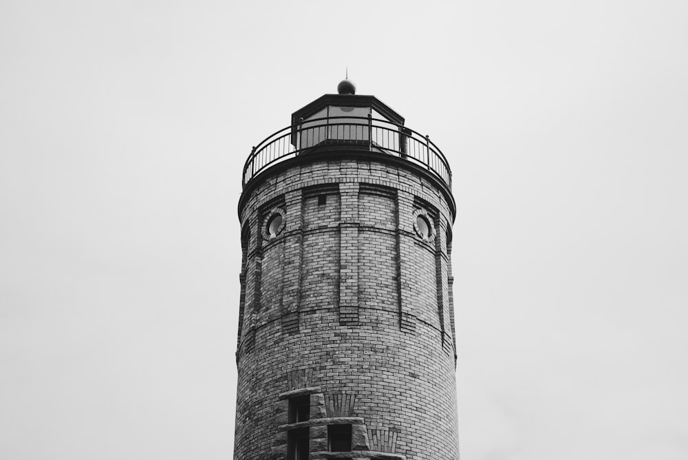 Foto en escala de grises de la torre de ladrillo